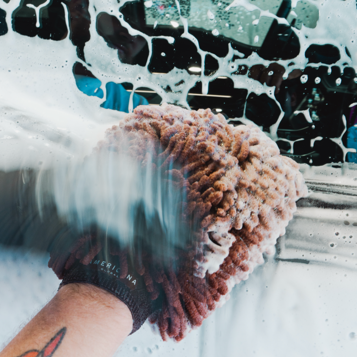 Americana Global microfiber wash mitt cleaning a soapy vehicle